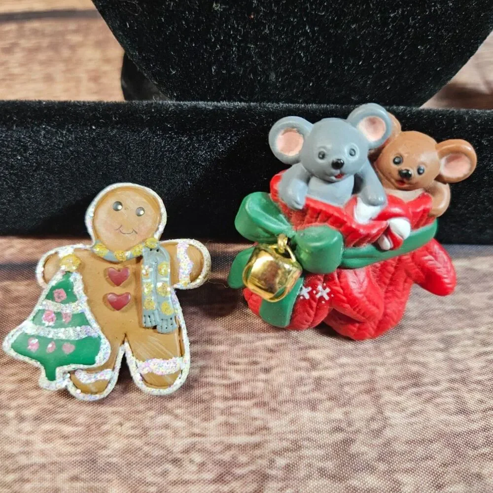 Lot of 2 Winter/Christmas Pins Gingerbread Cookie & Mice Mitten Easter Ulmtd